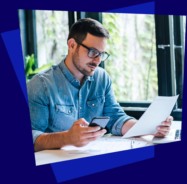 comptabilite homme effectuant sa comptabilité