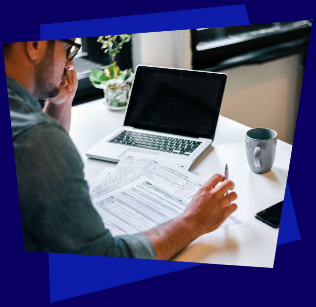 homme effectuant sa comptabilité devant un ordinateur