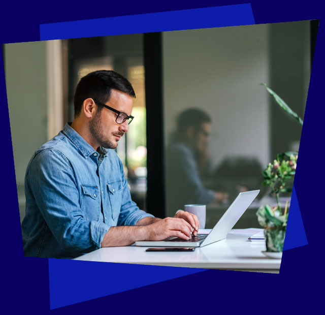 homme tape sur un ordinateur