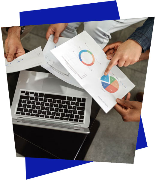 réunion comptable dans une entreprise avec documents et graphiques