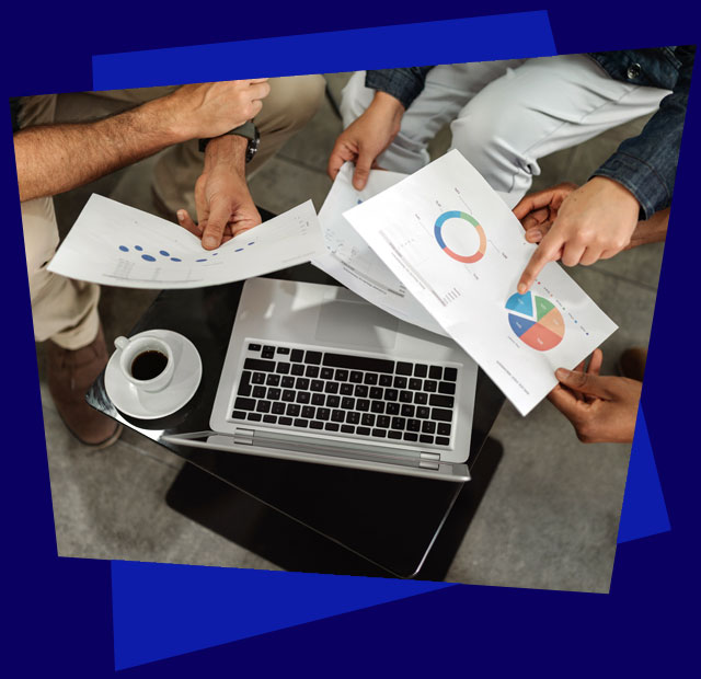 réunion comptable dans une entreprise avec documents et graphiques